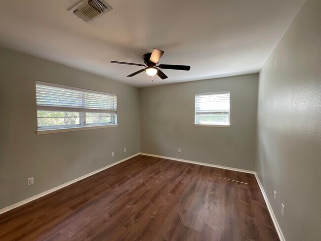 Building Photo - 1822 Greenwood Ln