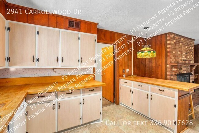 Building Photo - Spacious 3 Bedroom - Call Leasing Agent Li...