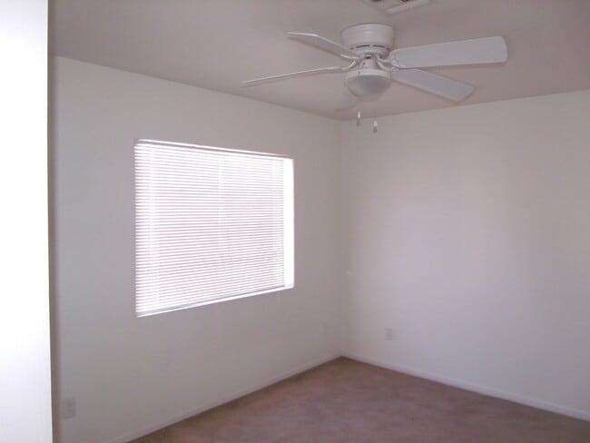 Building Photo - Large Single Family Home in Northwest