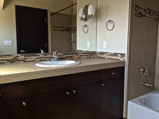 Building Photo - 3 bed 2.5 bath, Spacious BALLARD TOWNHOUSE!