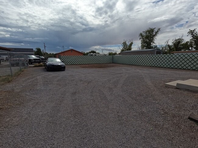 Building Photo - 1401 W Brown Rd