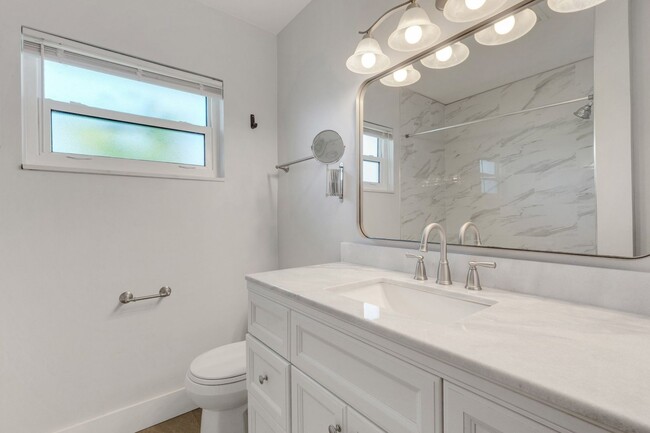 Building Photo - Modern Sarasota 3 Bedroom Home With Separa...