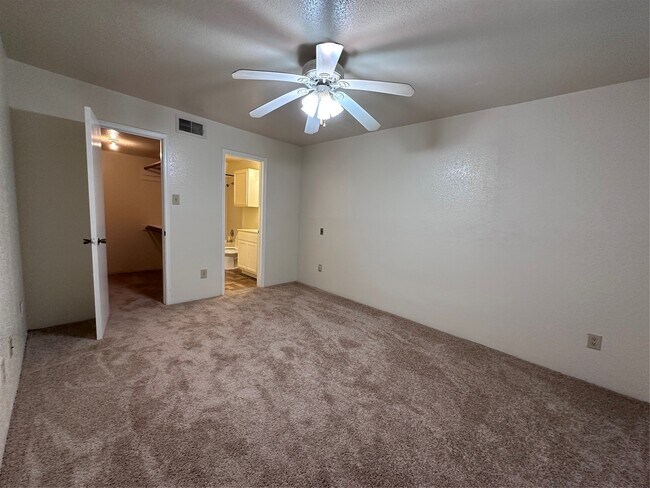 Building Photo - 9797 Leawood Blvd