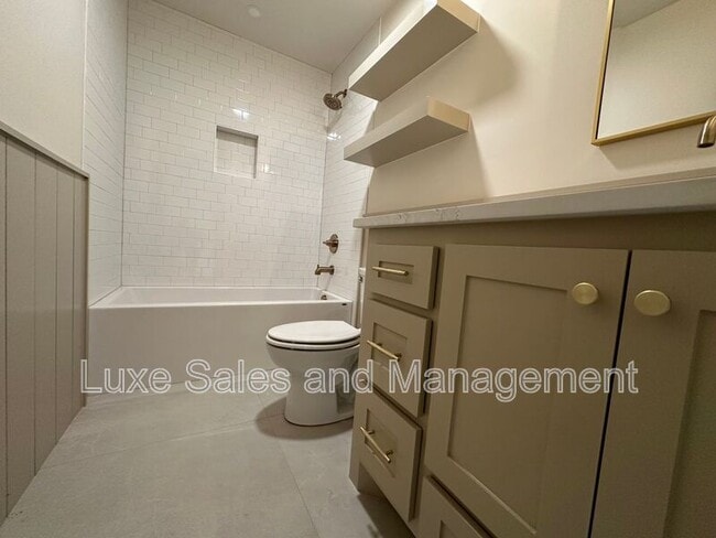 Building Photo - 911 NE 16th St