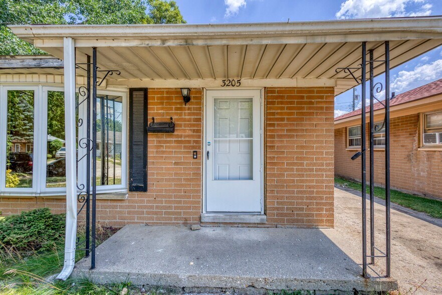 Building Photo - 3205 Menominee Ave