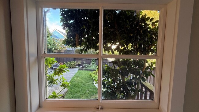 Building Photo - Epic REA - Rare Find Cozy and Update 2BR /...