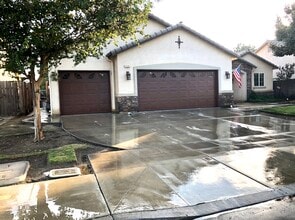 Building Photo - 1121 Oak Ave