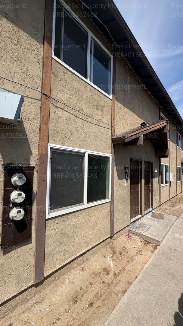 Building Photo - 2 bedroom 1.5 bathroom townhome (Move In Special Available OAC)