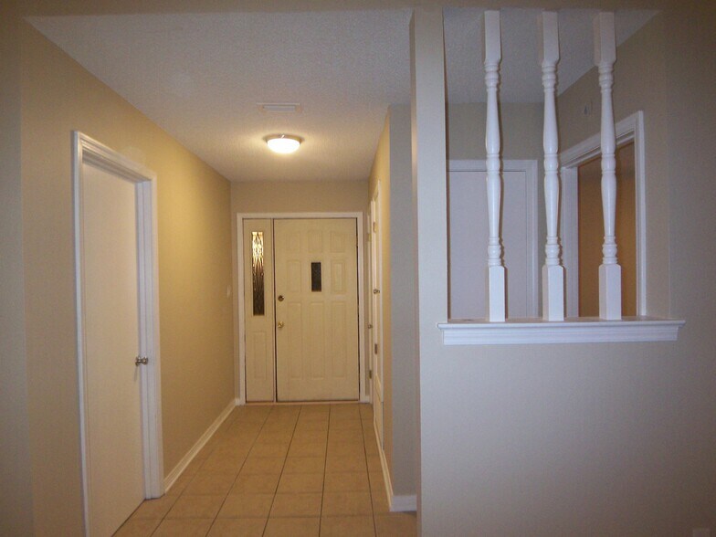 Building Photo - 727 Valley Ridge Way