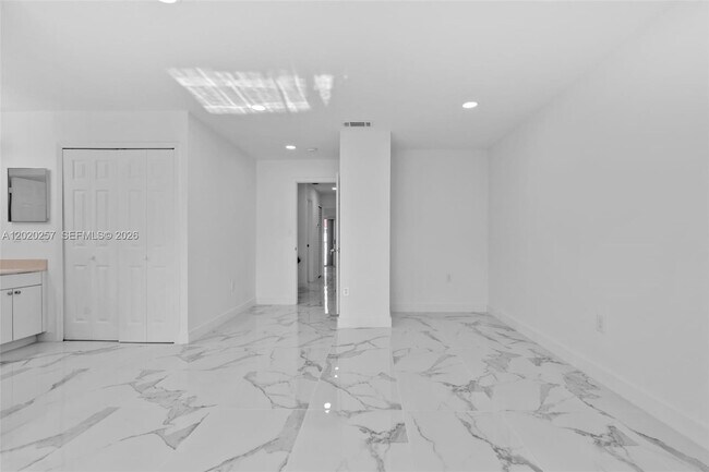 Building Photo - 10245 SW 154th Pl