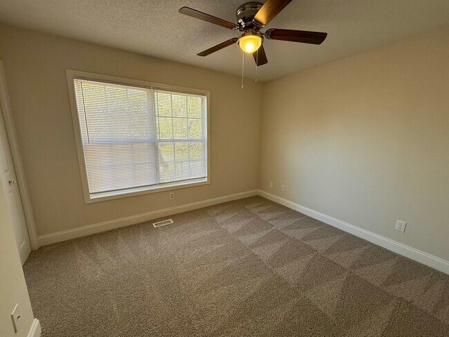 Building Photo - 2803 Hilton Dr