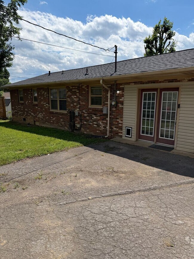 Building Photo - Charming 3-bedroom,1-bath home w/Detached garage for rent in Springfield, Tennessee.