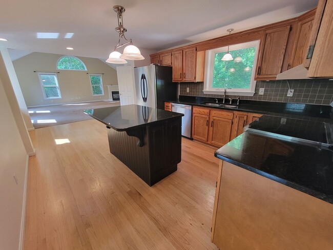 Building Photo - Beautiful Single-Family Home Litchfield NH for Rent