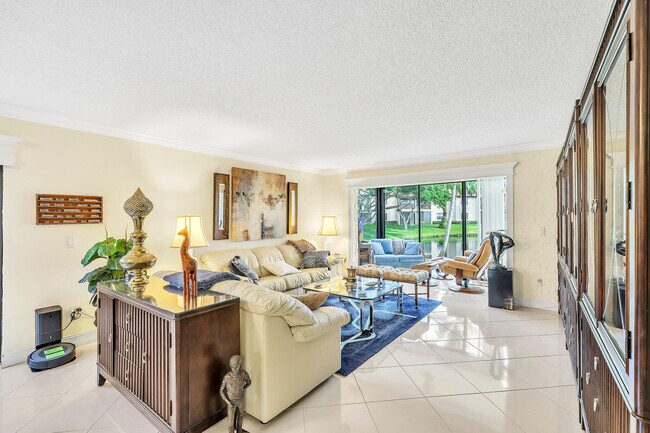 Building Photo - 9285 Vista del Lago