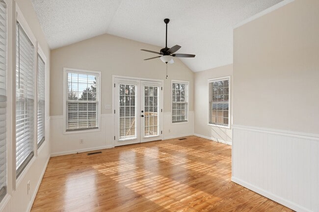 Building Photo - Beautiful 3 BR, 3BA Home-District 1 Schools, Walking Distance to Downtown Inman