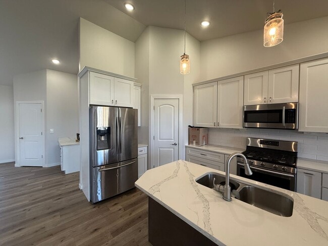 Building Photo - 4 Bedroom Home - Stonebridge Farms