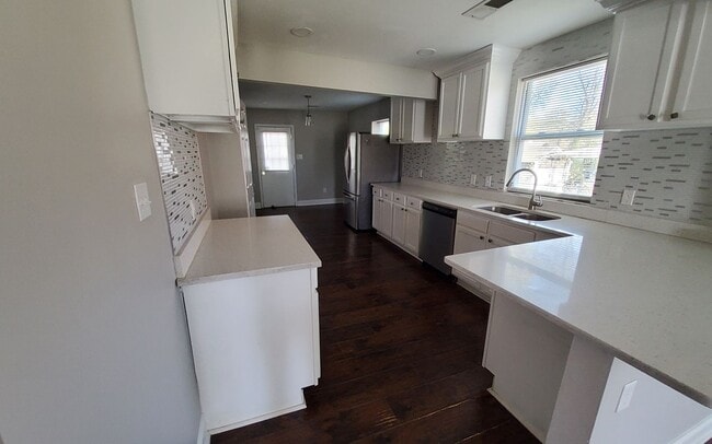 Building Photo - 203 N Hollywood St