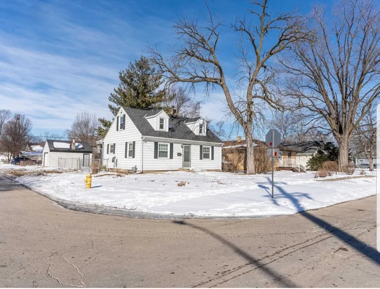 Building Photo - 2745 Hanson St