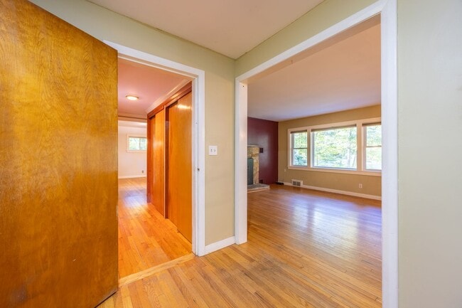 Building Photo - 3-Bedroom Ranch with Updated Kitchen
