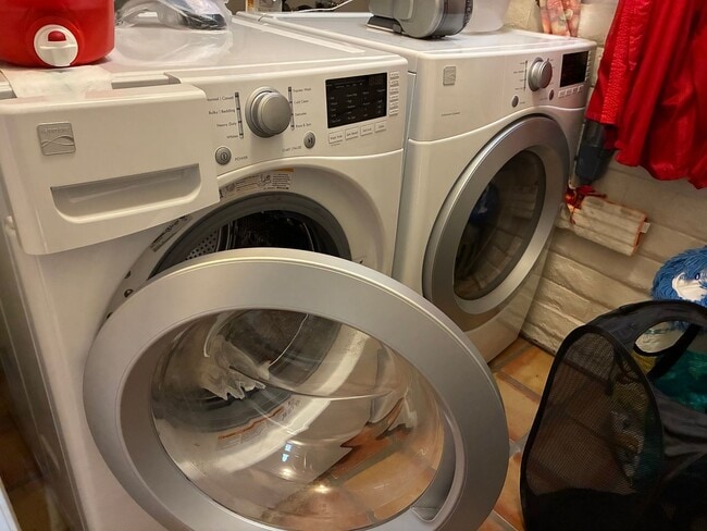 Building Photo - Gorgeous North Davis 3 bedroom available now!