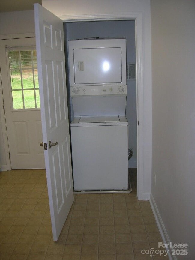 Building Photo - 2316 Woodbridge Dr