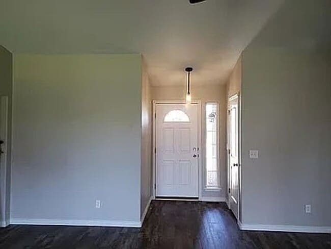 Building Photo - 3-bed, 2-bath, 2-car garage, Vinyl Fenced Back Yard, 1514 Sq Ft.