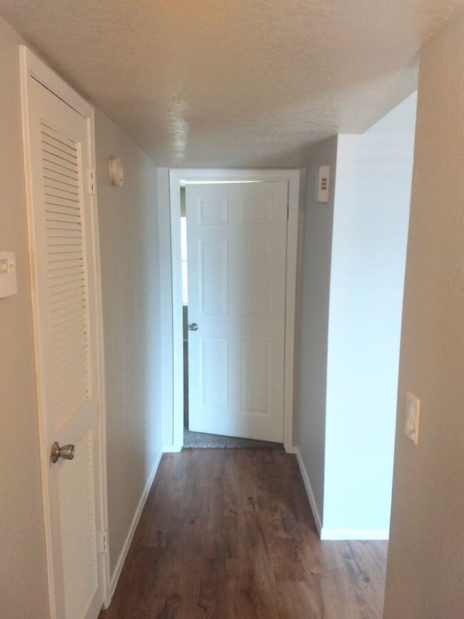 Building Photo - Spacious Two Bedroom Two Bathroom Condo