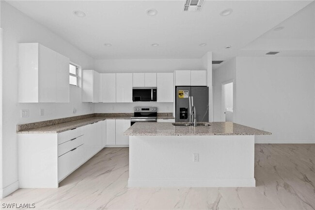 Building Photo - 1923 Sunniland Blvd