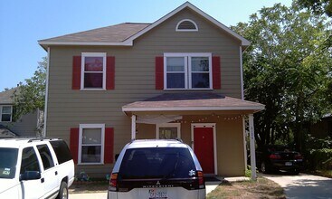 Building Photo - Nice 4 bedroom house close to down town!