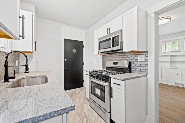 Building Photo - SCORE 1ST MONTH'S RENT FREE IF SIGNED BY AUGUST 7! Spectacular 3 bedroom home in Carrick availabl...