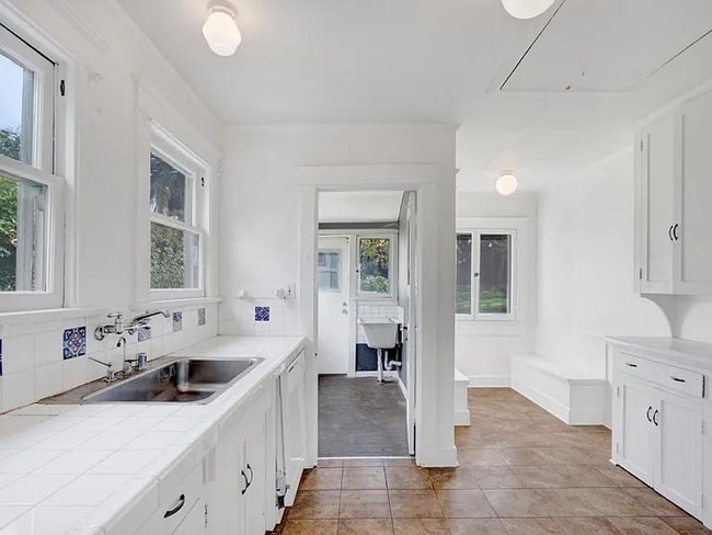 Building Photo - 1044 Manzanita St