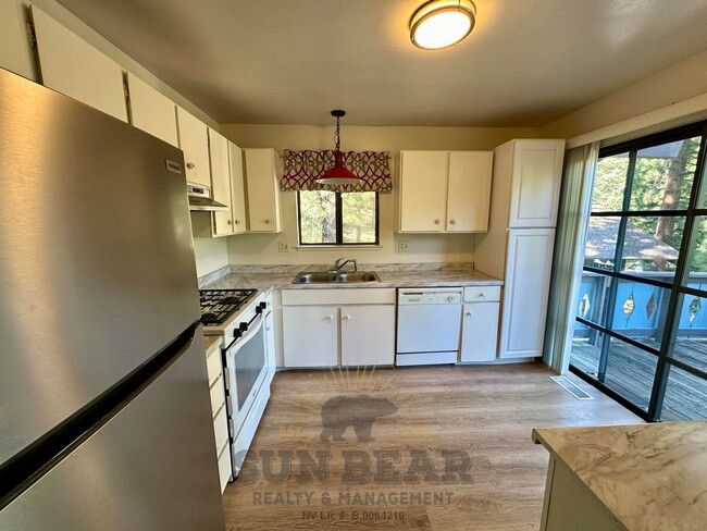 Building Photo - 3 Bedroom Home near Diamond Peak! Allows a...