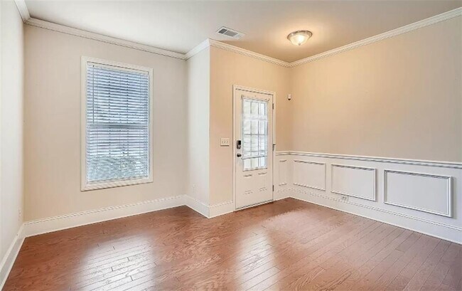 Building Photo - 710 Collingsworth Ln NE