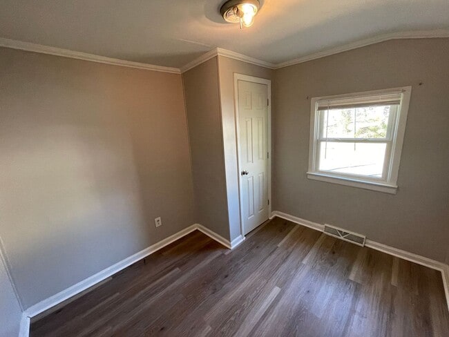 Building Photo - 3 bedroom 1 bath house available!