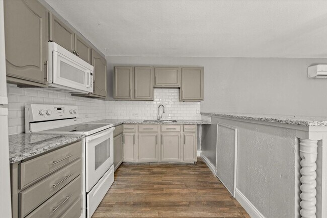 Building Photo - 927-929 S Rosemont Ave