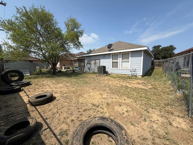 Building Photo - 1503 Eisenhower Dr