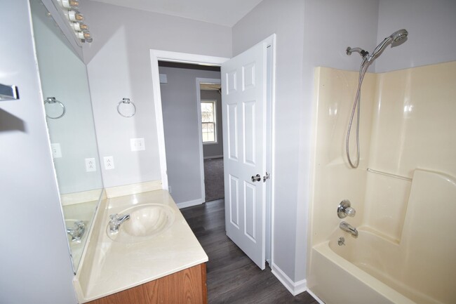 Building Photo - 3 Bedroom 2 Bath Pet Friendly Home For Rent!