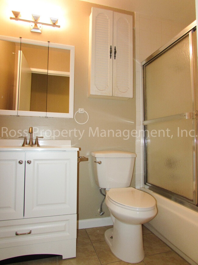 Building Photo - Great Pleasanton Location! Rare Single Story Townhome