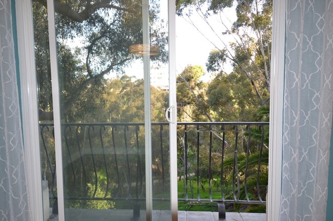 Building Photo - Bankers Hill – 2 BD, 2.5 BA! Two Assigned ...