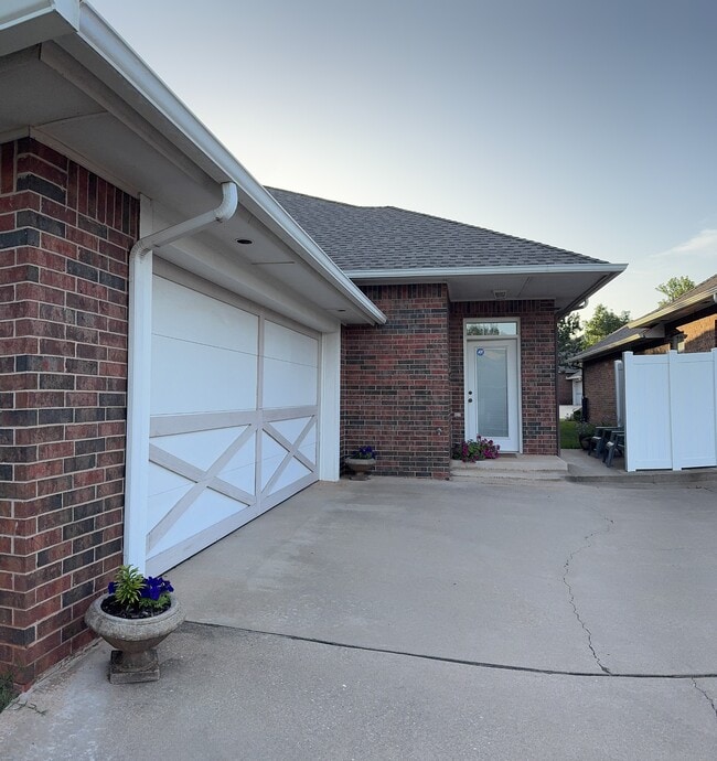Building Photo - 15509 Monarch Ln