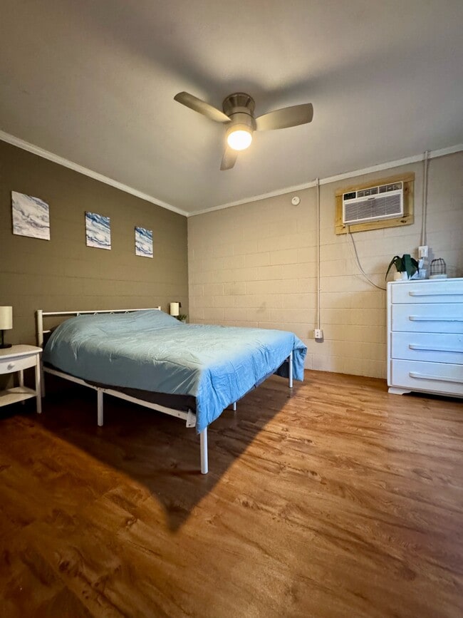 Building Photo - 402 S Holly St