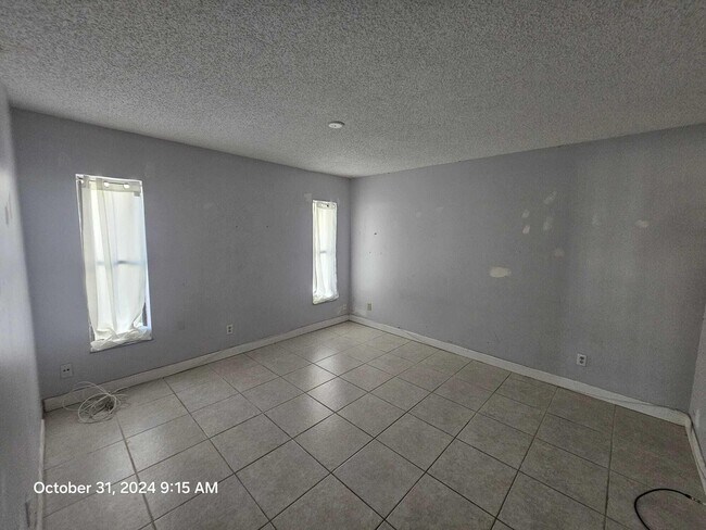 Building Photo - 788 SE River Ct