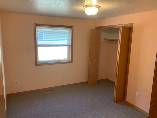 Building Photo - 3 Bedroom, 2 Bathroom House in Springfield