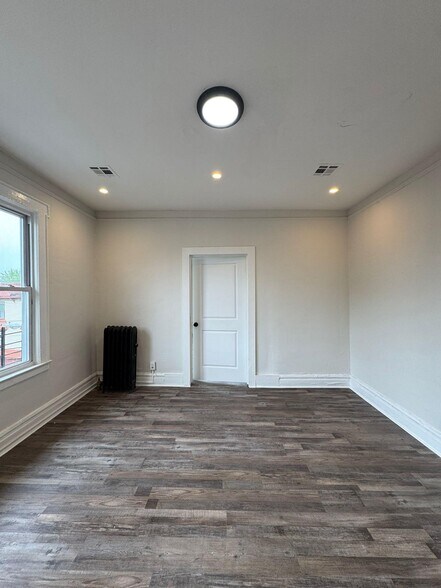Building Photo - 161 Maple Ave