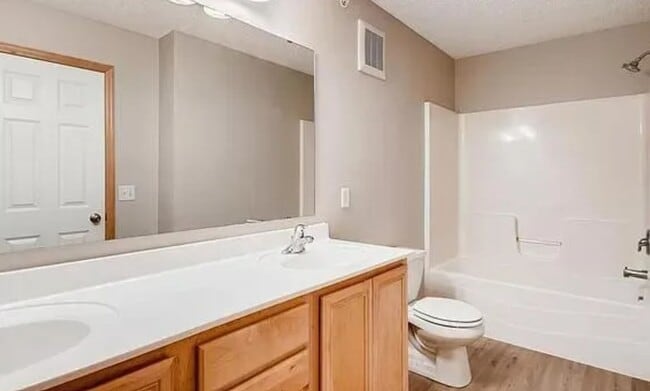 Building Photo - Modern Comfort & Convenience in Plymouth f...