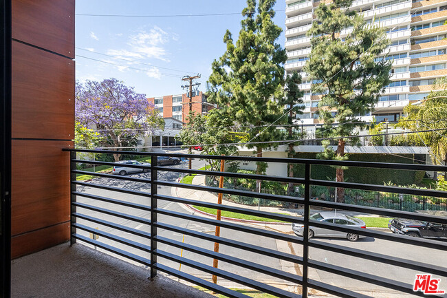 Building Photo - 8788 Shoreham Dr