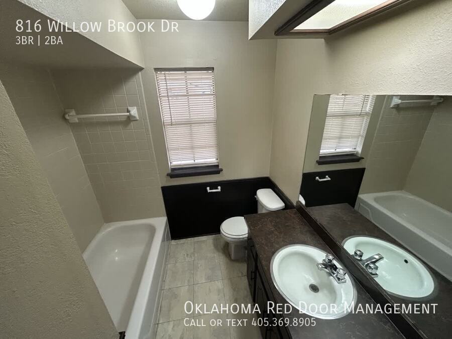 Building Photo - 816 Willow Brook Dr