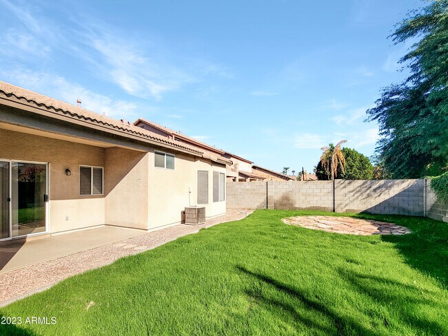 Building Photo - 14173 W Weldon Ave
