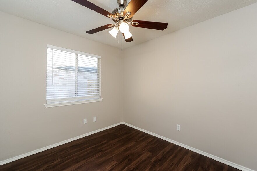 Building Photo - 12215 White River Dr