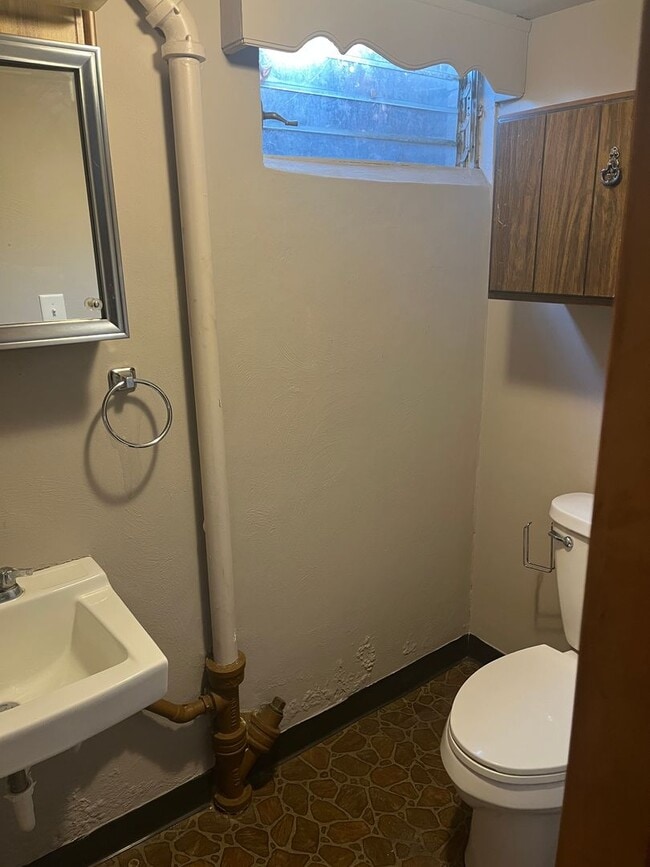 Building Photo - 2006 White St